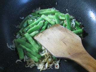 Stir-fried Plum Beans with Shrimp Skins recipe