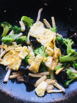 Scrambled Eggs with Broccoli, Seafood, Mushroom and Fungus recipe