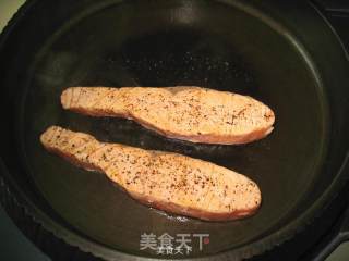 Pan-fried Salmon with Black Pepper recipe
