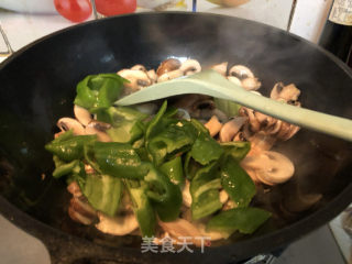 Stir-fried Double Mushroom with Green Pepper recipe