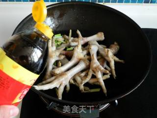 Grilled Chicken Feet with Mushroom Sauce recipe