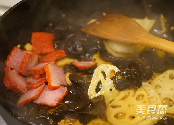 Small Bowl of Autumn Ears Stir-fried Char Siew with Lotus Root recipe