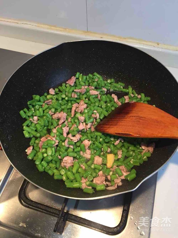 The Simple Delicacy is Green Beans with Minced Pork with Olives and Vegetables recipe