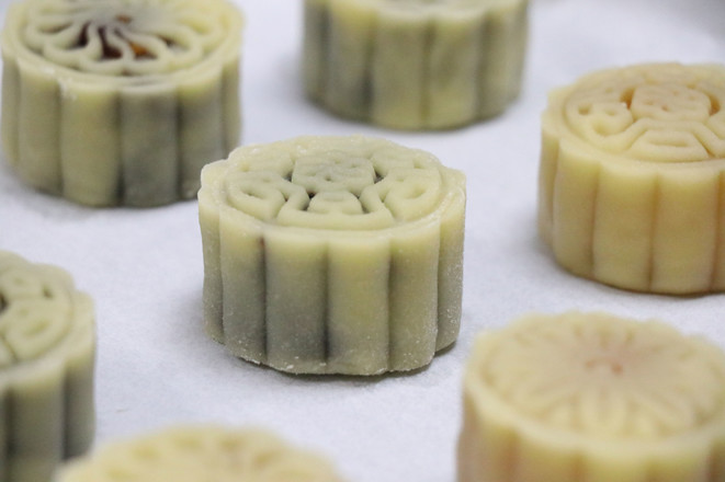 Cantonese Egg Yolk Mooncake recipe