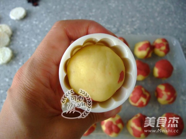 Stunning and Festive Red Yeast Two-color Mung Bean Cake recipe