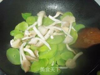 Stir-fried Oyster Mushroom with Lettuce recipe