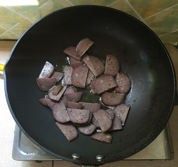 Stir-fried Pork Blood Meatballs with Green Peppers recipe