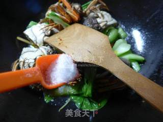 Stir-fried Hairy Crab with Green Vegetables recipe