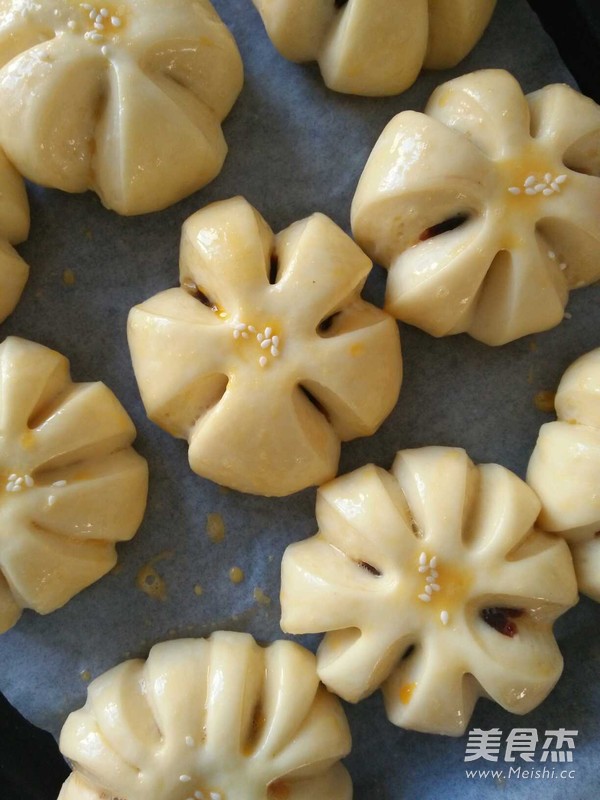 Bean Paste Flower Bread recipe