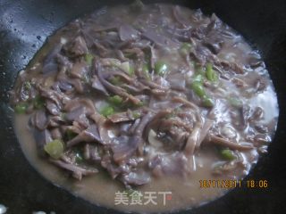 Stir-fried Bamboo Fungus with Green Pepper recipe