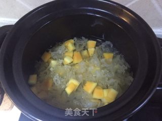 Papaya, Lily and Tremella Soup recipe