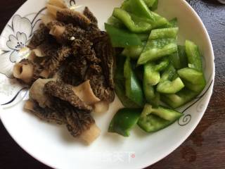 Stir-fried Pork with Green Pepper and Morels recipe