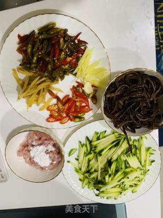 Zucchini, Fungus and Pickled Pork with Pepper recipe