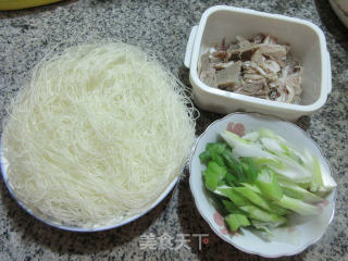 Stir-fried Rice Noodles with Beef and Green Onion recipe