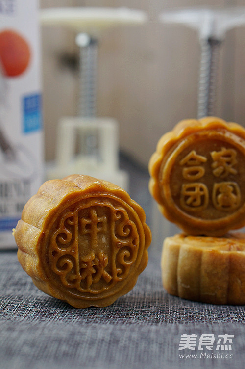 Mooncake with Egg Yolk and Lotus Paste (63g) recipe