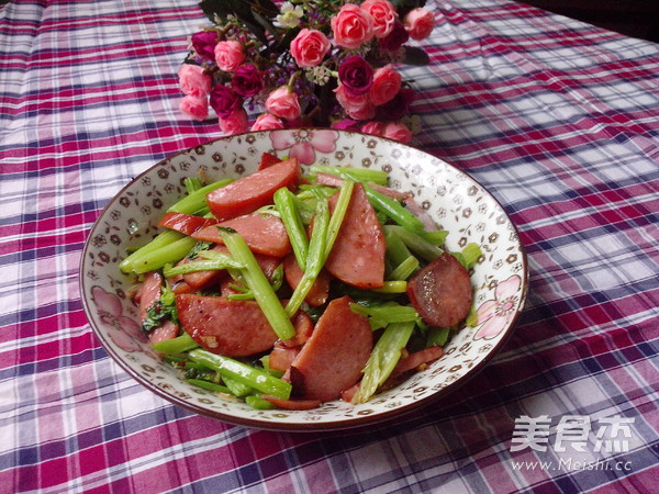 Celery Stir-fried Pork Sausage recipe