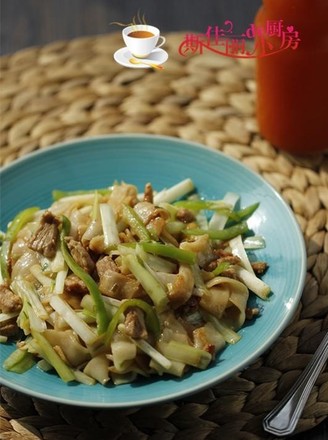 Stir-fried Rice Noodles with Chives and Pork recipe