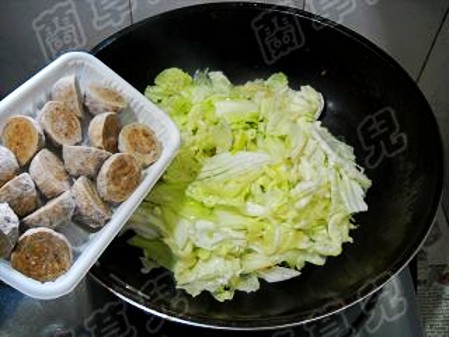 Braised Cabbage with Meatballs in Pot recipe