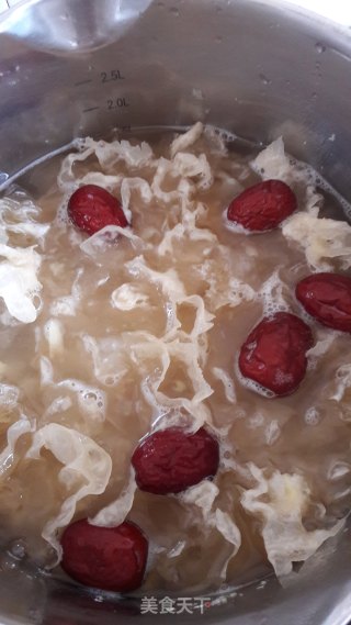 White Fungus and Lotus Seed Soup recipe