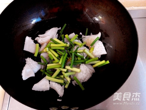 Stir-fried Cuttlefish Flowers with Garlic Stalks recipe