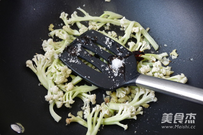 Stir-fried Cauliflower with Fresh Cordyceps recipe