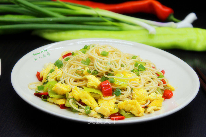 Fried Noodles with Colored Pepper and Egg