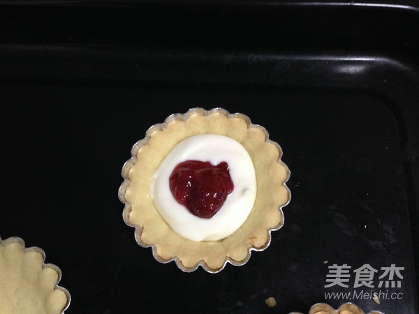 Cheese Tart with Strawberry Sauce recipe