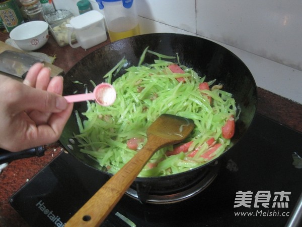 Stir-fried Shredded Lettuce with Small Sausage recipe