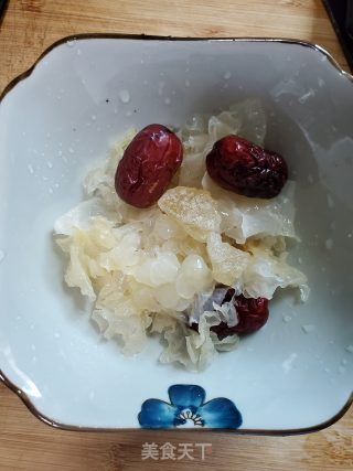 Snow Lotus Seed, White Fungus and Red Date Soup recipe