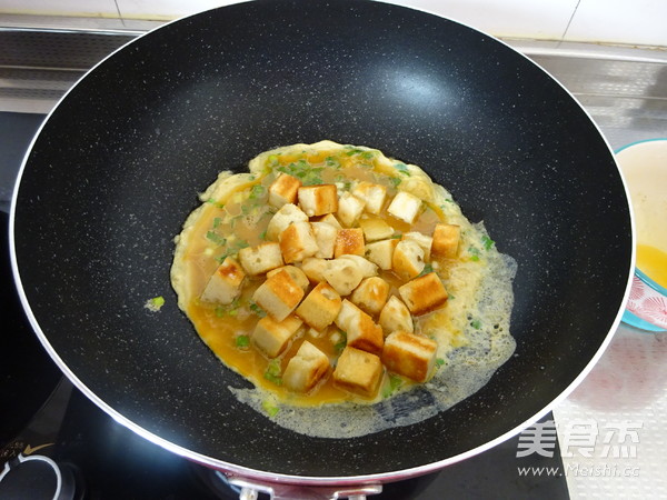 Pan-fried Steamed Buns and Omelettes recipe