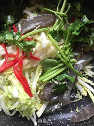 Sea Cucumber and Cabbage Mixed with Fat Residue recipe