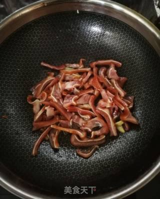 Stir-fried Pork Ears with Garlic Moss recipe