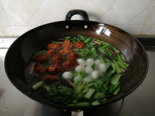 Fresh Fragrant Quail Eggs, Meatballs, Mushrooms and Green Vegetable Noodles, with Meat and Vegetables recipe