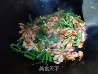 Stir-fried Small River Prawns with Leek recipe