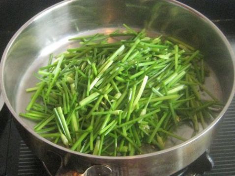 Stir-fried Mung Bean Sprouts with Leek Moss recipe