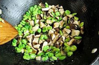 Stir-fried Broad Beans with Mushrooms recipe