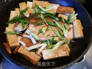 Braised Golden Pomfret with Tofu recipe