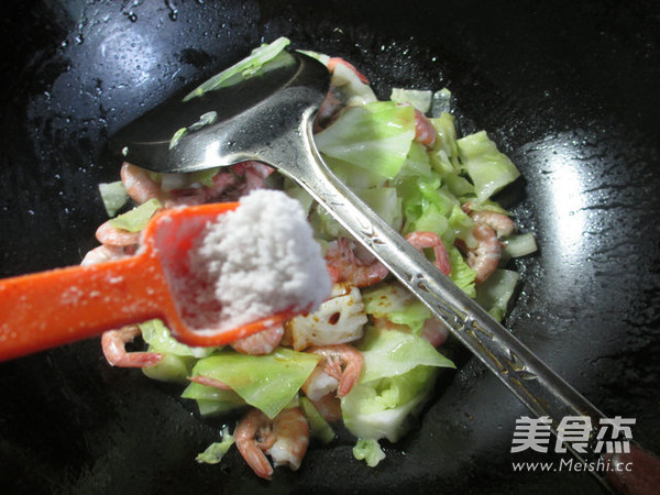 Stir-fried Sea Prawns with Cabbage recipe