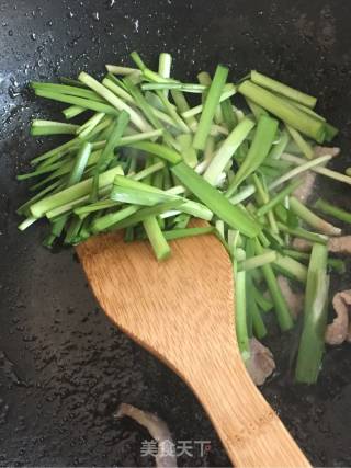 Stir-fried Soybean Skin with Leek recipe