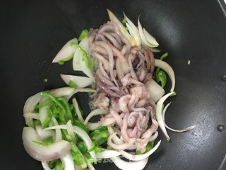 Stir-fried Squid with Green Pepper and Onion recipe