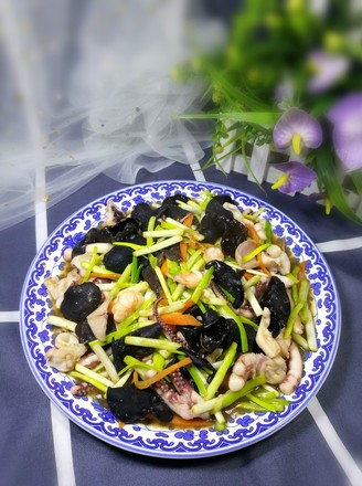 Fried Squid with Garlic and Yellow Fungus