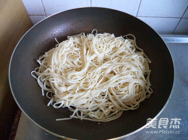 Cantonese Fried Noodles with Soy Sauce recipe