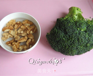 Stir-fried Walnuts with Broccoli recipe