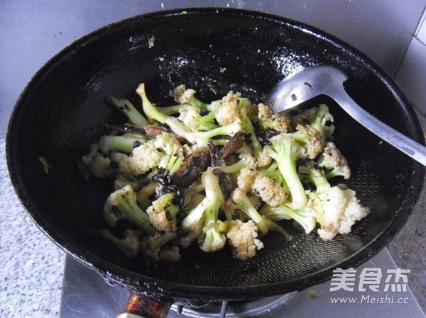 Braised Cauliflower with Dace in Black Bean Sauce recipe