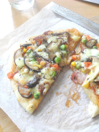 Quick Pizza with Mushrooms, Bacon and Mixed Vegetables recipe