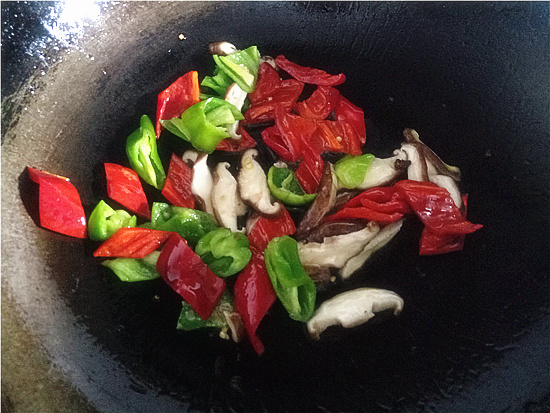 Stir-fried Noodles with Beef, Mushroom and Green Red Pepper recipe