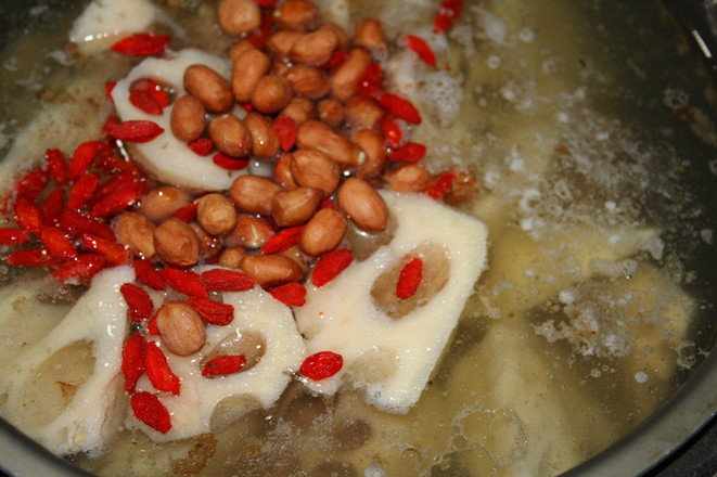 Warm Tonifying Qi, Nourishing Pork Ribs and Lotus Root Sibao Soup recipe