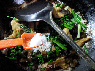 Wild Onion and Black Fungus Fried Roasted Bran recipe