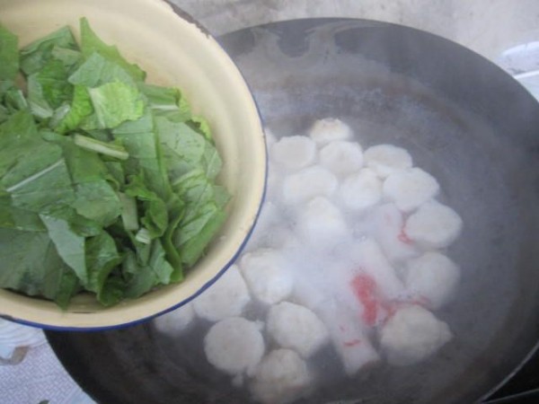 Cabbage Wakame Fish Ball Soup recipe