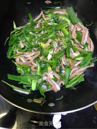 Stir-fried Tripe with Green Pepper and Garlic Seedlings recipe